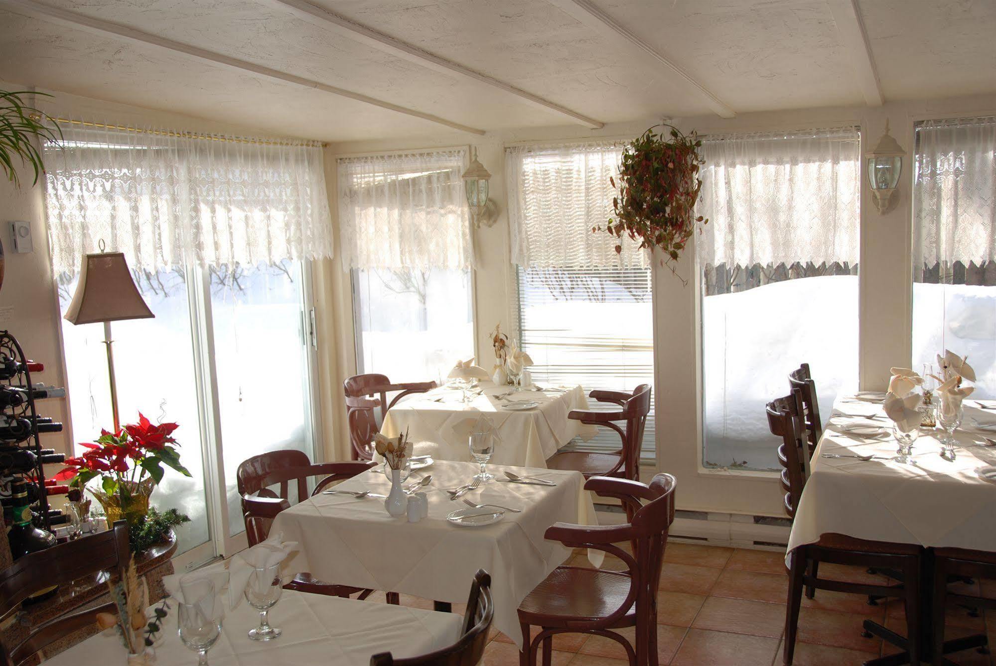 Auberge La Rosepierre Bistro Henri Grandes-Bergeronnes Ngoại thất bức ảnh